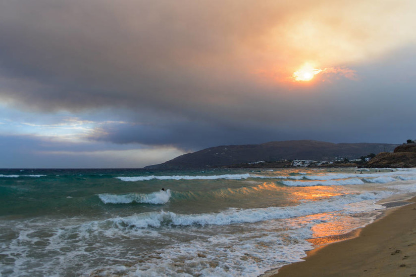 Απίστευτες εικόνες: Ορατή από Άνδρο και Τήνο η φωτιά στην Αττική