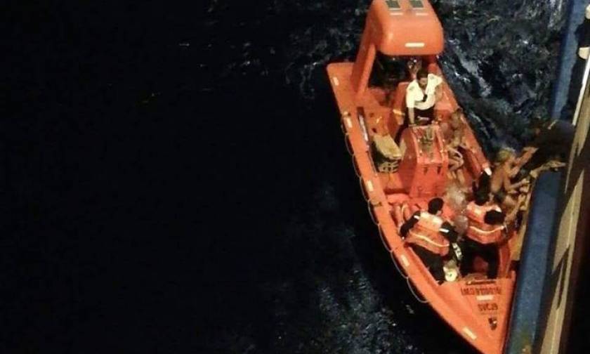 Βίντεο ντοκουμέντο: Πλοία διασώζουν κόσμο από τη θάλασσα της Ραφήνας