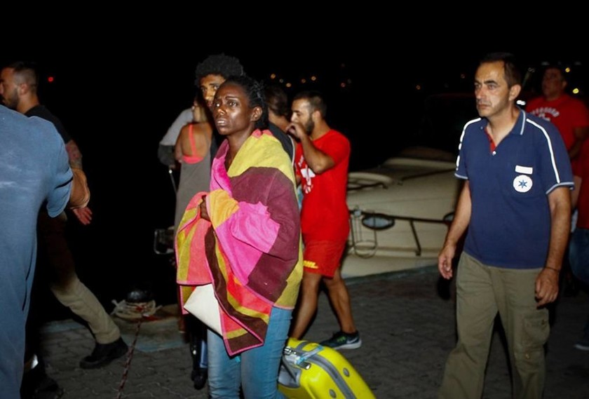 Φωτιά ΤΩΡΑ: Ασύλληπτες εικόνες στη Ραφήνα - Τα σκάφη φέρνουν συνέχεια νεκρούς (pics)