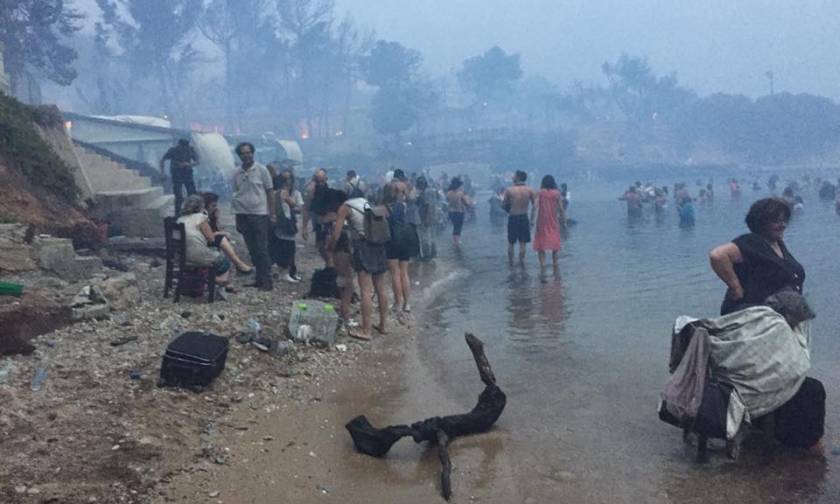 Φωτιά: Στην ακτή για να σωθούν - Συγκλονιστικές φωτογραφίες από τον πύρινο εφιάλτη της Αττικής
