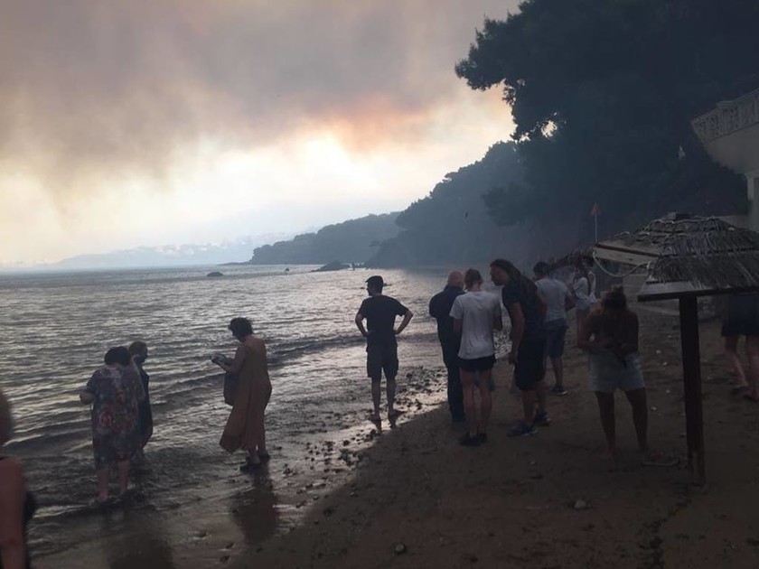 Φωτιά: Στην ακτή για να σωθούν - Συγκλονιστικές φωτογραφίες από τον πύρινο εφιάλτη της Αττικής