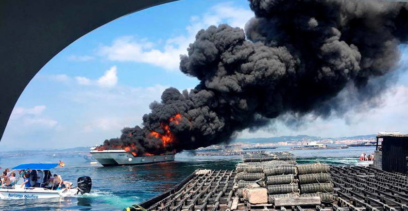 Πυρκαγιά σε τουριστικό πλοίο στην Ισπανία (Pics+Vid)