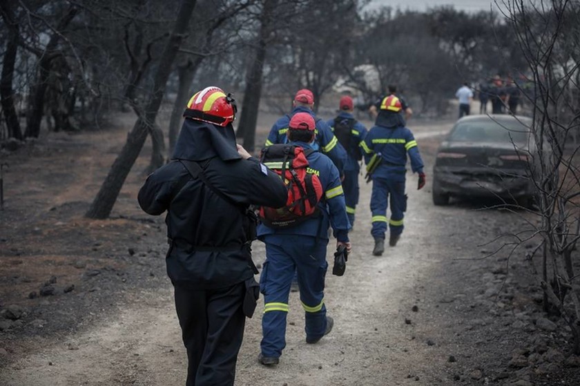 Φωτιά - Ανατριχίλα: Πλάνα διάσωσης ανθρώπων που έπεσαν στη θάλασσα από τη φρεγάτα «Έλλη»