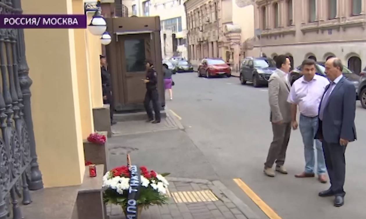 Φωτιά Αττική - Ρωσία: Πολίτες αφήνουν λουλούδια έξω από την Πρεσβεία της Ελλάδας στη Μόσχα (Vid)