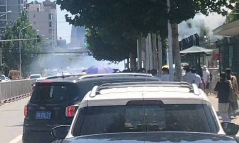 Συναγερμός στο Πεκίνο: Ισχυρή έκρηξη έξω από την αμερικανική πρεσβεία