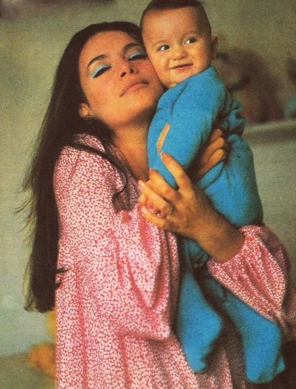 Σαν σήμερα το 1992 «φεύγει» από τη ζωή η Ελληνίδα ηθοποιός Τζένη Καρέζη (Pics+Vids)