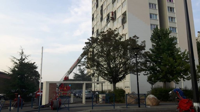 Γαλλία: Μια γυναίκα και τρία παιδιά σκοτώθηκαν από πυρκαγιά σε ουρανοξύστη (pics)