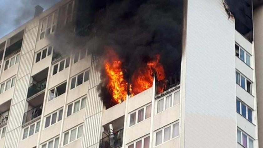 Γαλλία: Μια γυναίκα και τρία παιδιά σκοτώθηκαν από πυρκαγιά σε ουρανοξύστη (pics)
