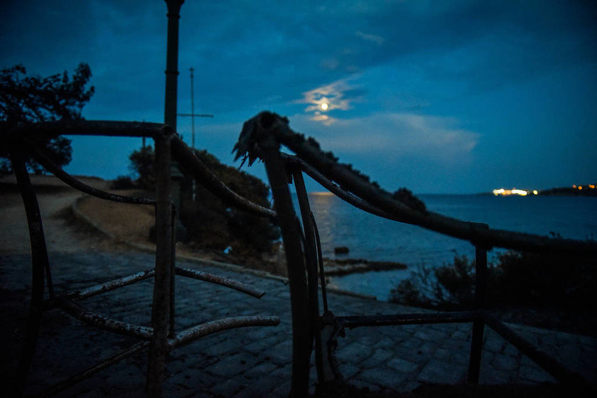 Φωτιά: «Μάτωσε» και το φεγγάρι στο Μάτι - Συγκλονιστικές εικόνες
