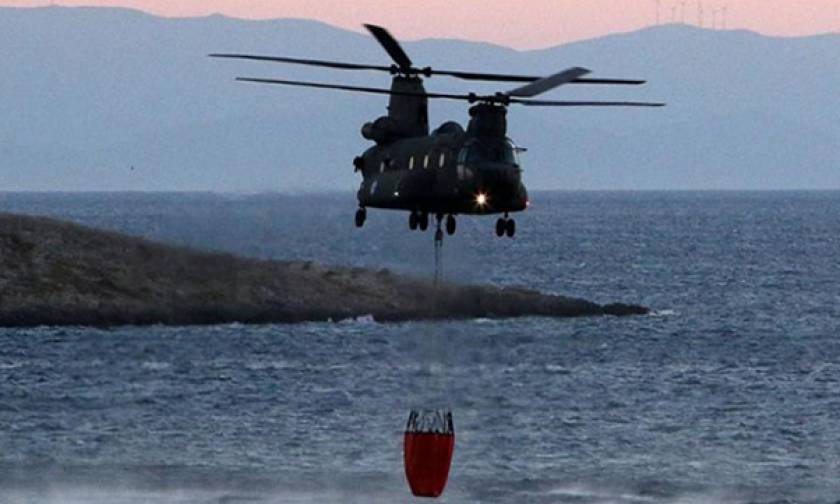 Χανιά: Δείτε τα συγκλονιστικά πλάνα από ελικόπτερο που σβήνει φωτιά στη Κακόπετρα