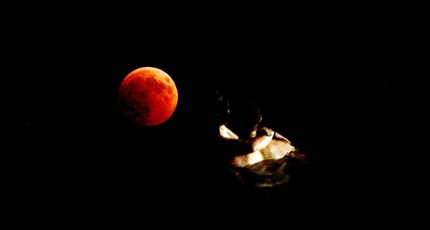 Μάγεψε τον κόσμο το «ματωμένο φεγγάρι»