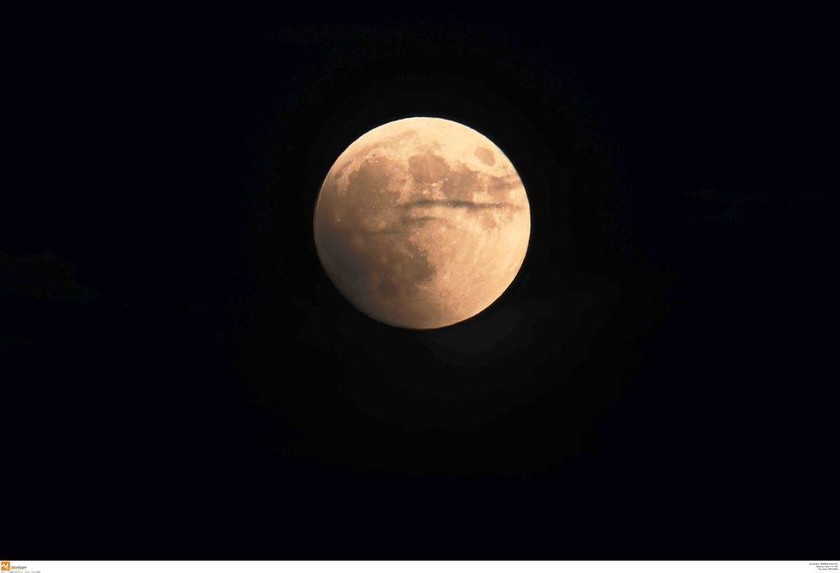 Μάγεψε τον κόσμο το «ματωμένο φεγγάρι»