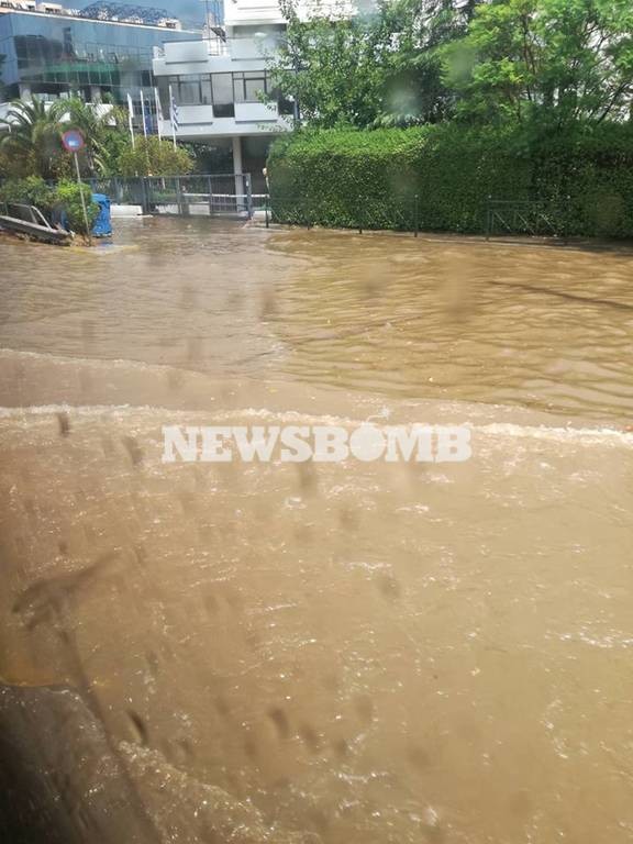 Καιρός ΤΩΡΑ: Πλημμύρισε η Κηφισίας – Ποτάμια οι δρόμοι στο Χαλάνδρι