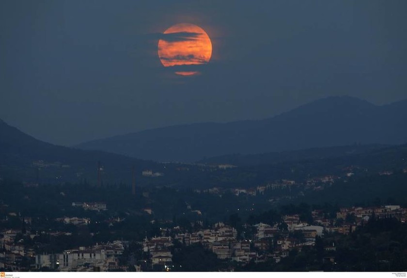 Το «Ματωμένο» φεγγάρι καθήλωσε και τους Έλληνες (pics)