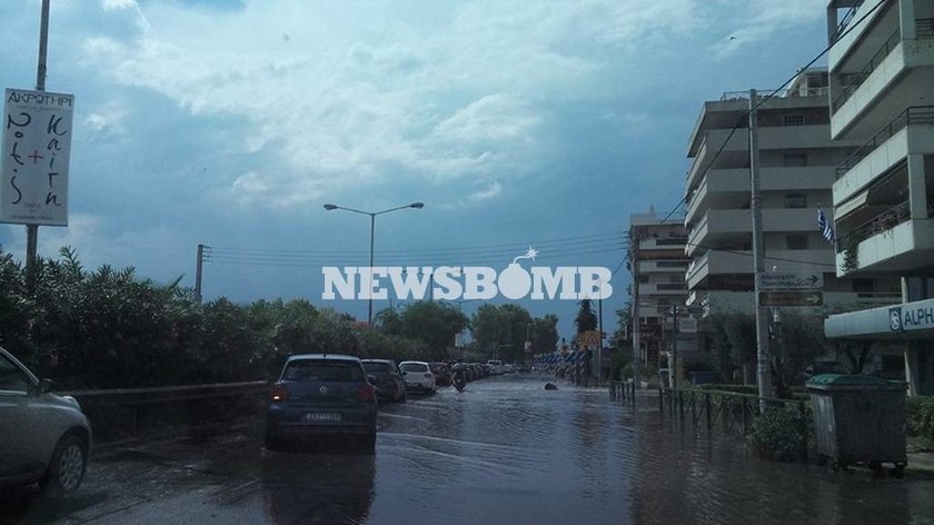 Καιρός ΤΩΡΑ: Ισχυρή καταιγίδα πλήττει την Αττική - Πλημμύρισαν δρόμοι