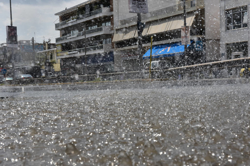Καιρός ΤΩΡΑ: Ισχυρή καταιγίδα πλήττει την Αττική - Πλημμύρισαν δρόμοι