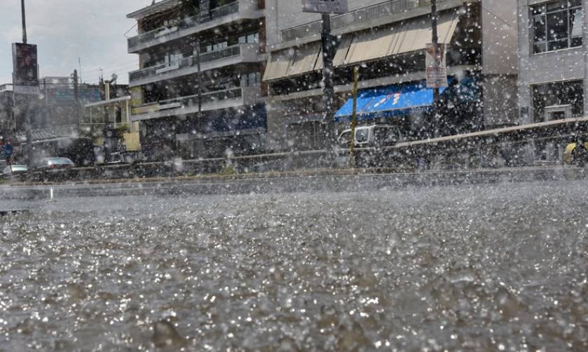 Καιρός ΤΩΡΑ: Αυτοί οι δρόμοι της Αθήνας είναι κλειστοί εξαιτίας της βροχόπτωσης