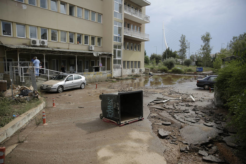 Εικόνες σοκ από την κακοκαιρία στην Αττική - «Κολυμπούν» έξω από το νοσοκομείο Σωτηρία