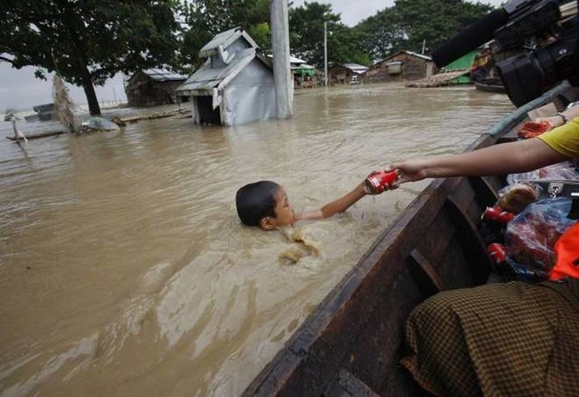 Μιανμάρ: Τουλάχιστον δέκα νεκροί, πάνω από 50.000 εκτοπισμένοι από τις καταστροφικές πλημμύρες