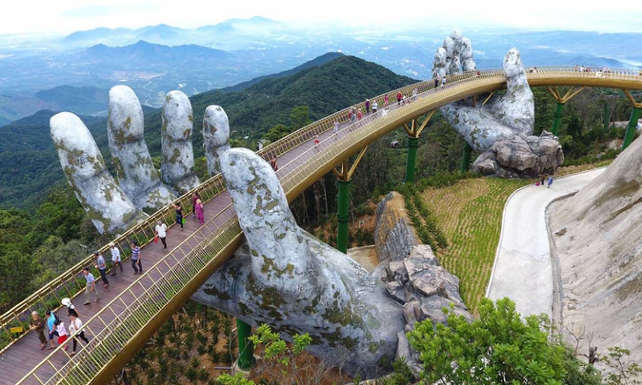 Βιετνάμ: Εντυπωσιακή χρυσή πεζογέφυρα που τη συγκρατούν γιγαντιαία χέρια (vid)