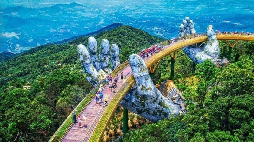 Βιετνάμ: Εντυπωσιακή χρυσή πεζογέφυρα που τη συγκρατούν γιγαντιαία χέρια  