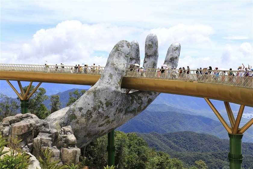 Βιετνάμ: Εντυπωσιακή χρυσή πεζογέφυρα που τη συγκρατούν γιγαντιαία χέρια  