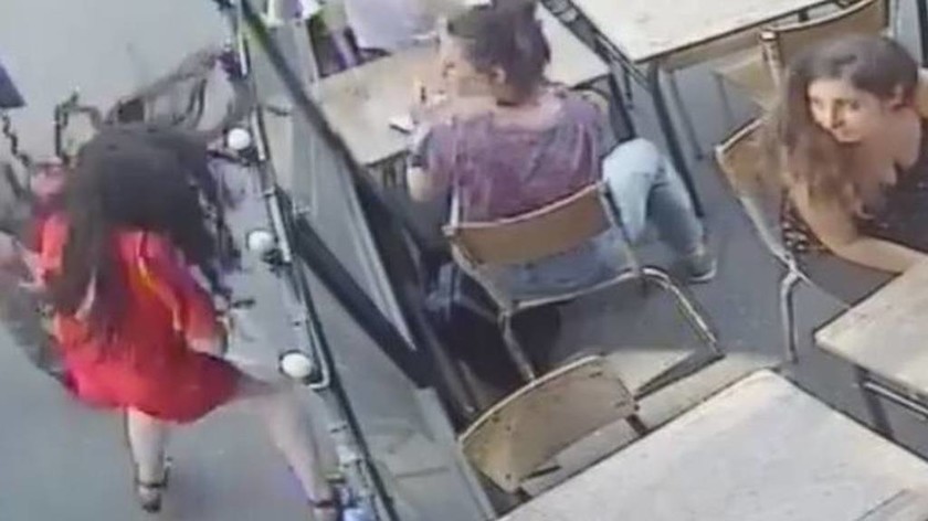 Βίντεο: Σοκαρισμένη η Γαλλία από την επίθεση σε γυναίκα που αντέδρασε σε «καμάκι»