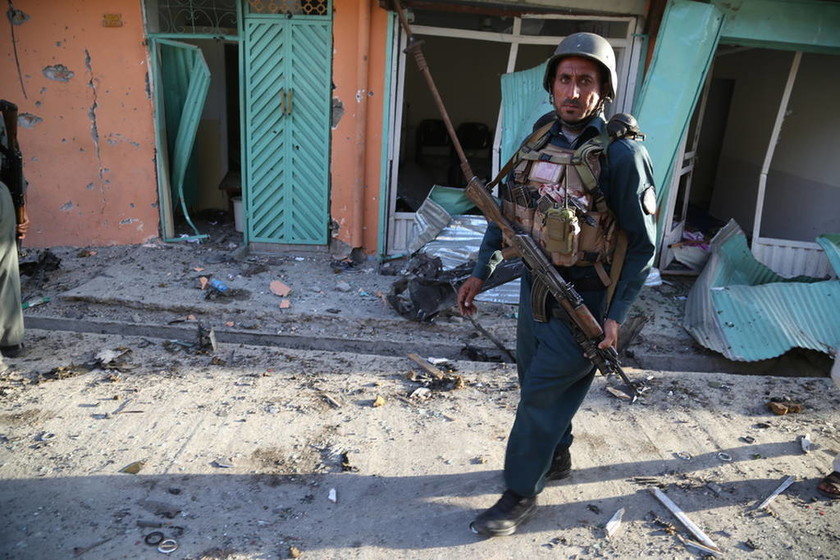 Αφγανιστάν: 15 νεκροί από βομβιστή αυτοκτονίας σε κυβερνητικό κτήριο (pics)