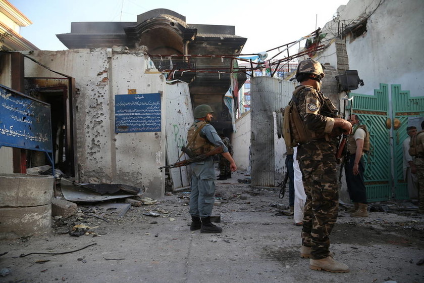 Αφγανιστάν: 15 νεκροί από βομβιστή αυτοκτονίας σε κυβερνητικό κτήριο (pics)