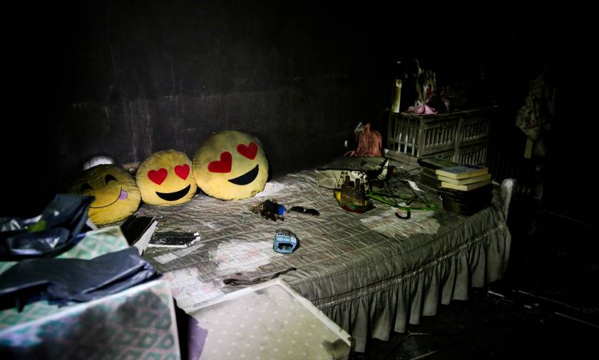 Ζωή μέσα από τις στάχτες: Ανατριχιαστικές φωτογραφίες από τα καμένα σπίτια στο Μάτι
