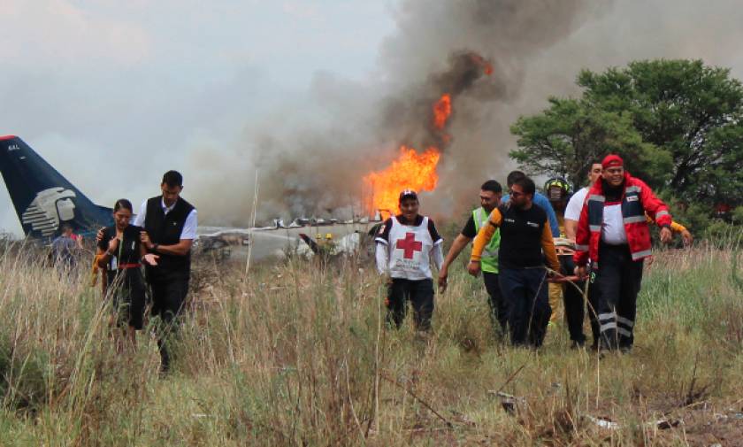 Θαύμα στο Μεξικό: Βγήκαν ζωντανοί όλοι οι επιβάτες μετά από τη συντριβή του αεροσκάφους (vids+pics)