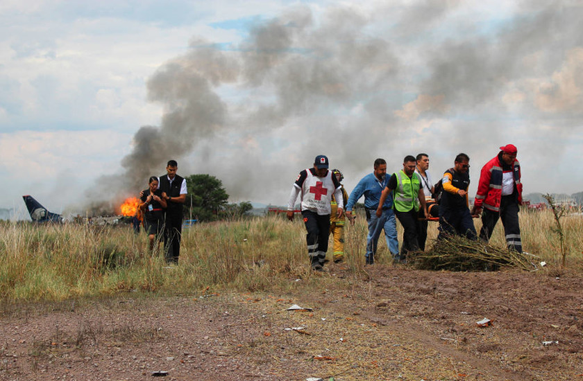 Θαύμα στο Μεξικό: Βγήκαν ζωντανοί όλοι οι επιβάτες μετά από συντριβή αεροσκάφους