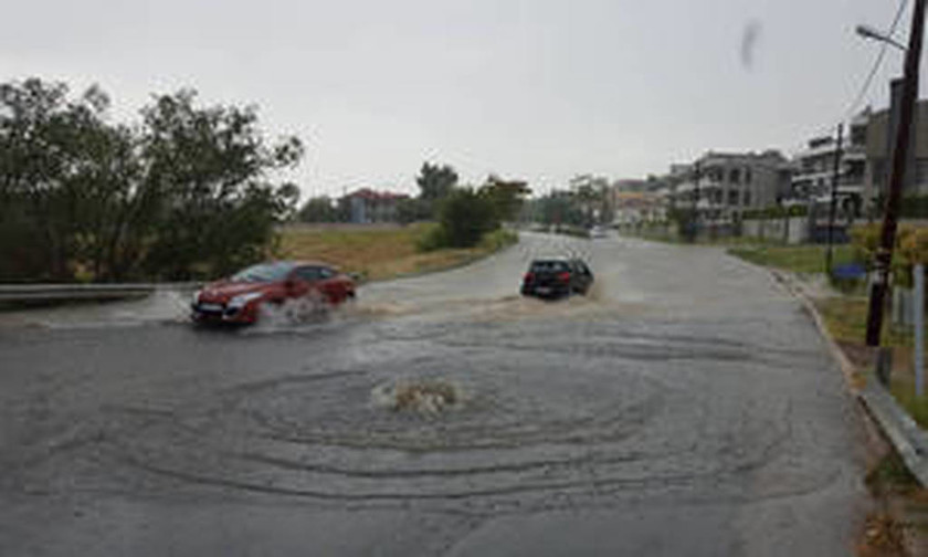 Θεσσαλονίκη: Πλημμύρες και δρόμοι ποτάμια στον Πολύγυρο 