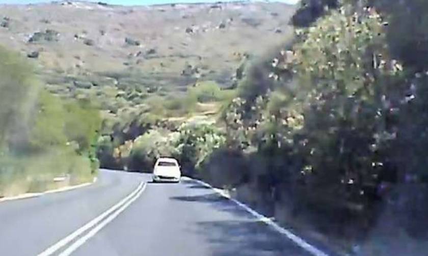 Κρήτη – Βίντεο σοκ: Αυτοκίνητο περνάει στην αντίθετη λωρίδα πάνω σε στροφή