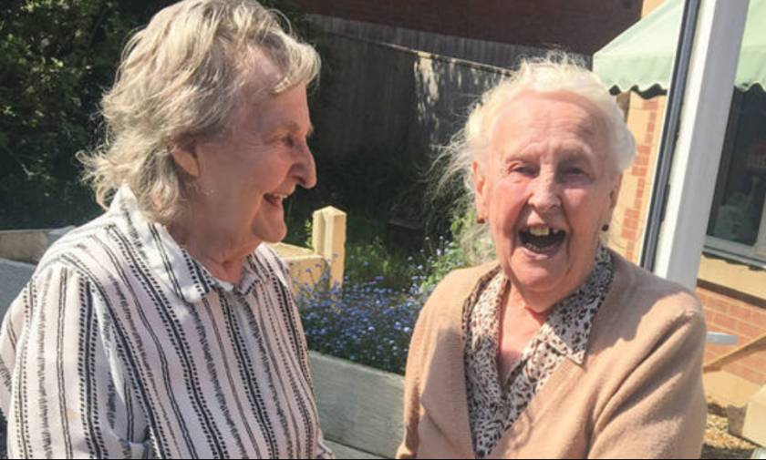 Δάκρυα χαράς: Ηλικιωμένες αδερφές με Αλτσχάιμερ συναντιούνται μετά από 15 χρόνια (vid)