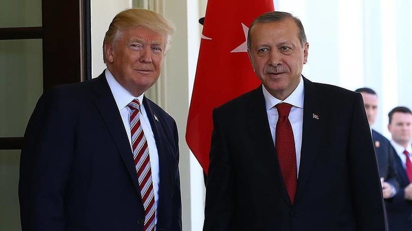 Handelsblatt: Οι ΗΠΑ θα μπορούσαν να αποσταθεροποιήσουν την τουρκική οικονομία