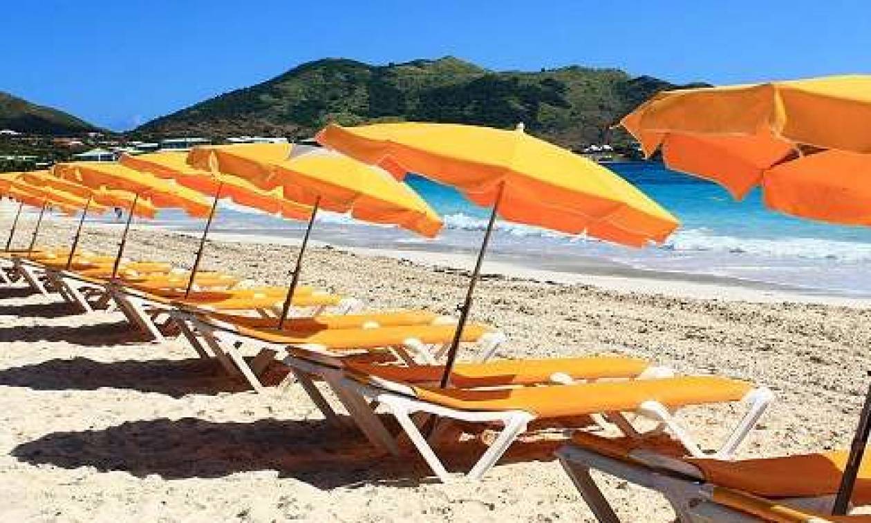 Φθιώτιδα: Ξηλώνουν ομπρέλες και ξαπλώστρες από τις παραλίες