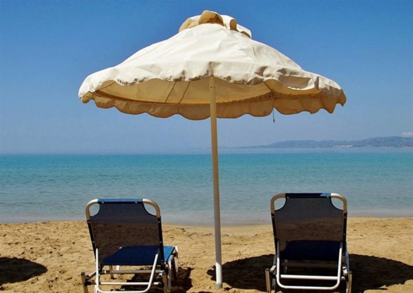 Φθιώτιδα: Ξηλώνουν ομπρέλες και ξαπλώστρες από τις παραλίες  
