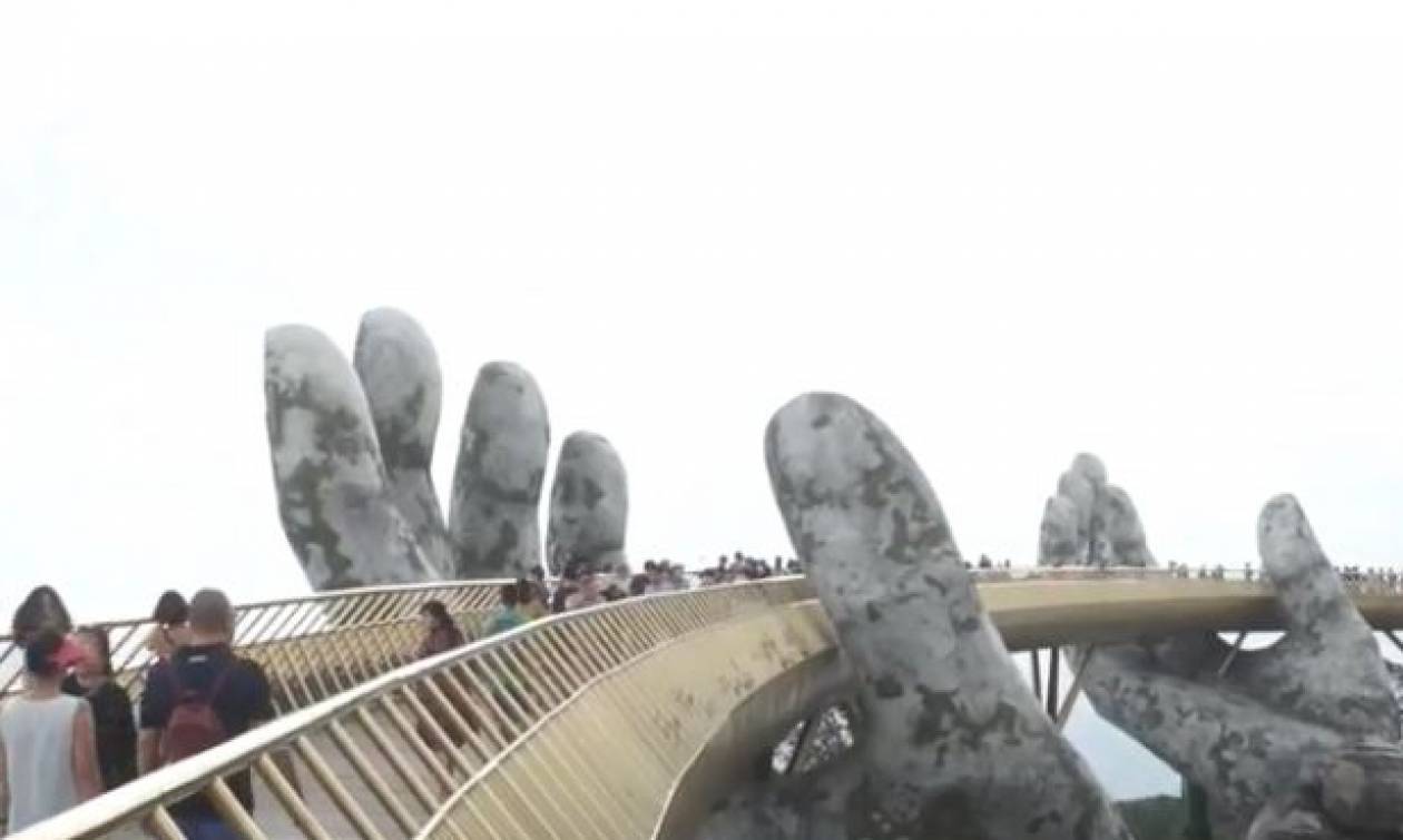 Βιετνάμ: Μοναδικό βίντεο από τη «χρυσή γέφυρα» που την κρατούν δύο γιγάντια χέρια!