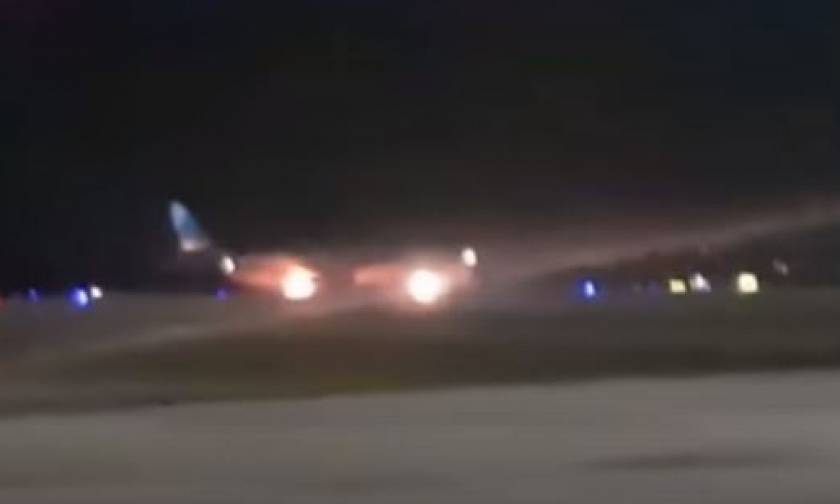 «Θρίλερ» σε αεροδρόμιο: Κινητήρας αεροσκάφους πήρε φωτιά κατά την προσγείωση (vid)