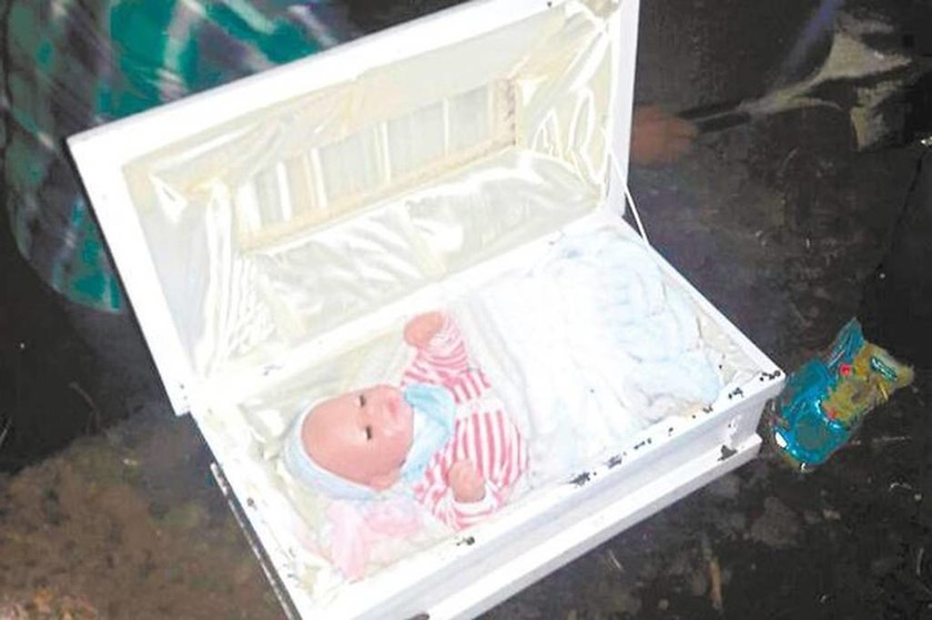 Χαροκαμένος πατέρας έπαθε το ΣΟΚ της ζωής του όταν άνοιξε το φέρετρο του νεκρού μωρού του! (vid)