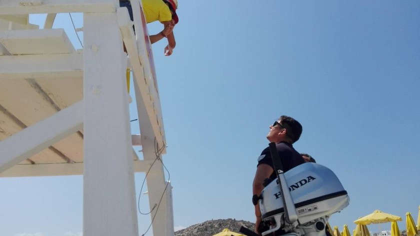 Πανικός στη Νάξο: Μικρό σκάφος με τουρκική σημαία «μπούκαρε» στον Άγιο Προκόπιο 
