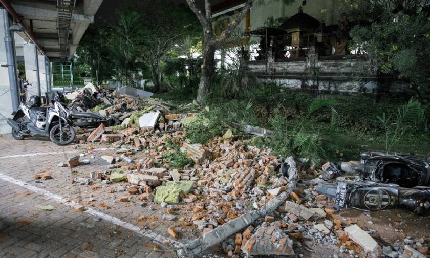 Ινδονησία: Δεκάδες νεκροί και τραυματίες από τον ισχυρό σεισμό (pics+vids)
