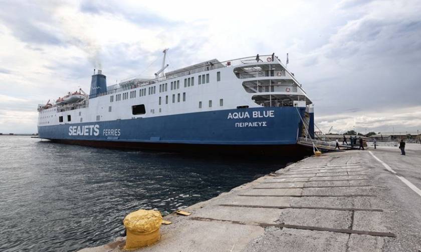 Η στιγμή που το πλοίο «Αqua Blue» προσκρούει στο λιμάνι της Σκιάθου μεταφέροντας 170 επιβάτες (pics)