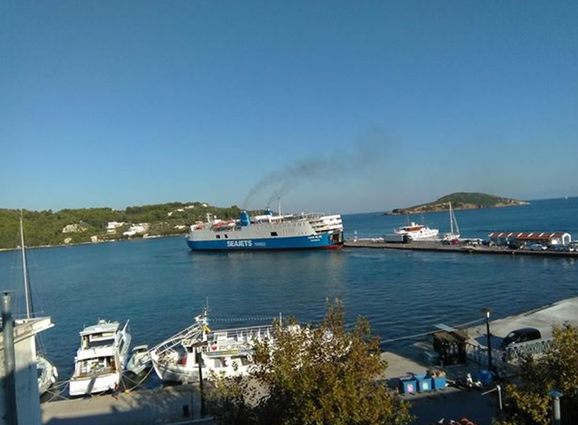 Η στιγμή που το πλοίο «Αqua Blue» προσκρούει στο λιμάνι της Σκιάθου μεταφέροντας 170 επιβάτες (pics)