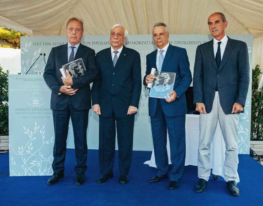 Οι βραβευθέντες Νικόλαος Σταμπολίδης και Γιάννης Σπετσιώτης με τον Πρόεδρο της Δημοκρατίας και τον Δήμαρχο Ερμιονίδας