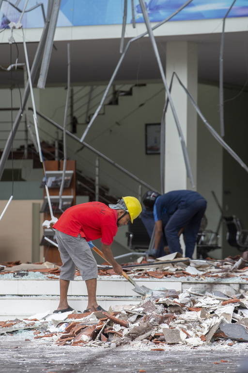 Ινδονησία Σεισμός: Θρήνος κάτω από τα χαλάσματα - Στους 98 οι νεκροί – Φόβοι για εκατόμβη νεκρών 