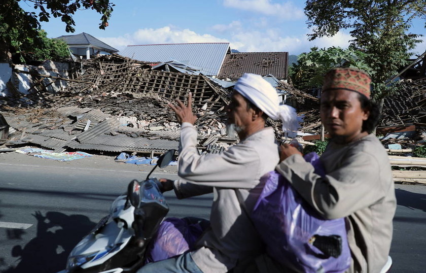 Ινδονησία Σεισμός: Θρήνος κάτω από τα χαλάσματα - Στους 98 οι νεκροί – Φόβοι για εκατόμβη νεκρών 