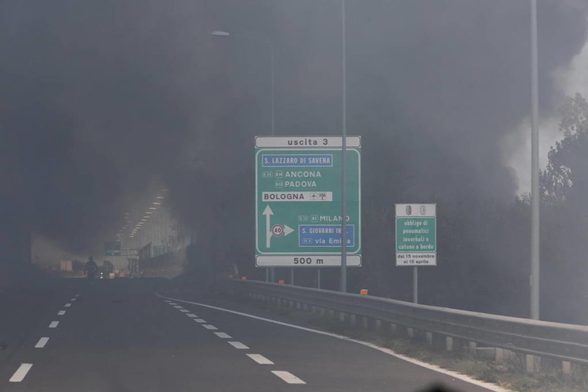 Φρικτό τροχαίο δυστύχημα με εκρήξεις στη Μπολόνια: Δύο νεκροί, δεκάδες τραυματίες (pics+vids)