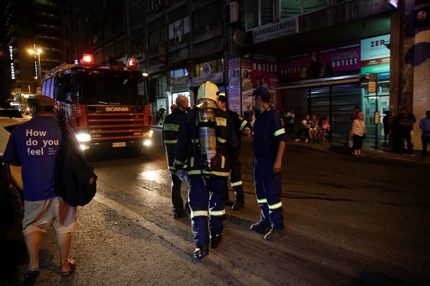 Εκκενώθηκε ξενοδοχείο στο κέντρο της Αθήνας μετά από πυρκαγιά - Ένας τραυματίας (pics)